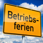 Ortseingangsschild mit "Betriebsferien"